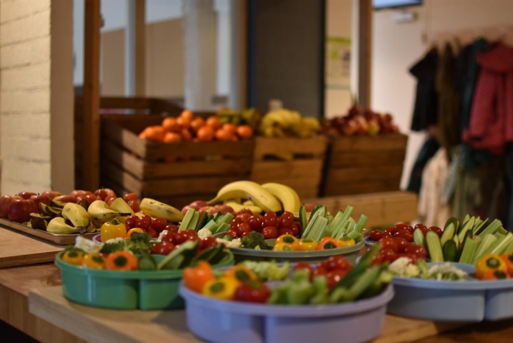 Gezonde lunch met groente en fruit op basisscholen