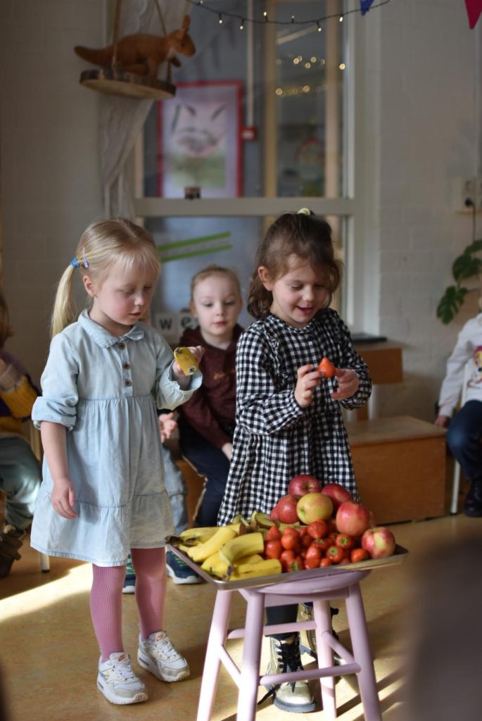 Samen fruit eten basisschool